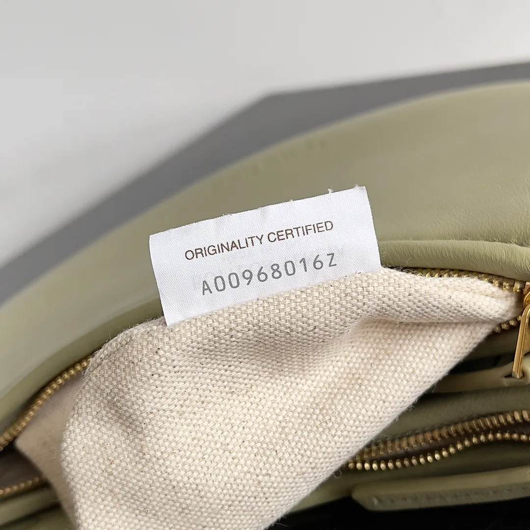 Batch 1720 BOTTEGA VENETA’s new GEMELLI MESSENGER bag Today I want to give you a super invincible and practical crossbody bag, Gemelli·Messenger This bag not only looks simple and elegant, but also has perfect practicality! The light design and lightweight body make it easy to carry whether you are shopping or traveling, making you more mobile! In fact, the shoulder strap is detachable, and you can DIY it by yourself to replace it with a chain or short armpit shoulder strap. Moreover, this shoulder strap will be wider, making it more comfortable to carry on your body! up! up! Style number: 796638 Size: 26*15*8cm